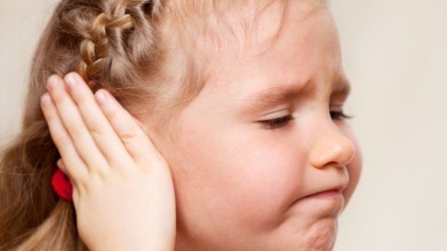 Болит ухо у ребенка: причины, первая помощь, профилактика