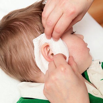 Болит ухо у ребенка: первая помощь