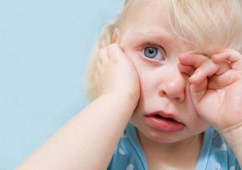 Почему у ребенка гноятся глаза и что делать?