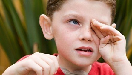 Закатывания глаз у детей: что делать