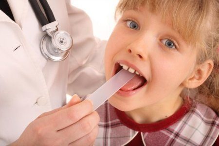 Першение в горле у ребенка: лечение