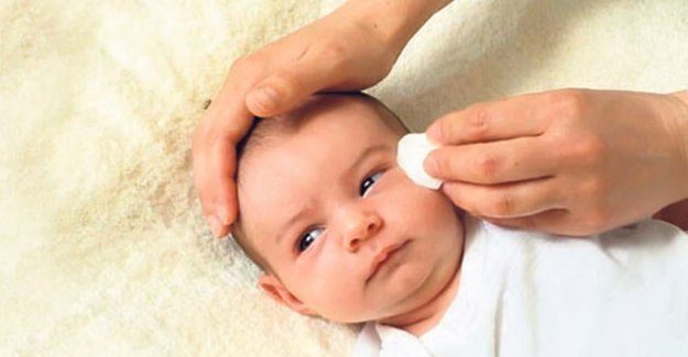 Закисание глаз у ребенка: причины